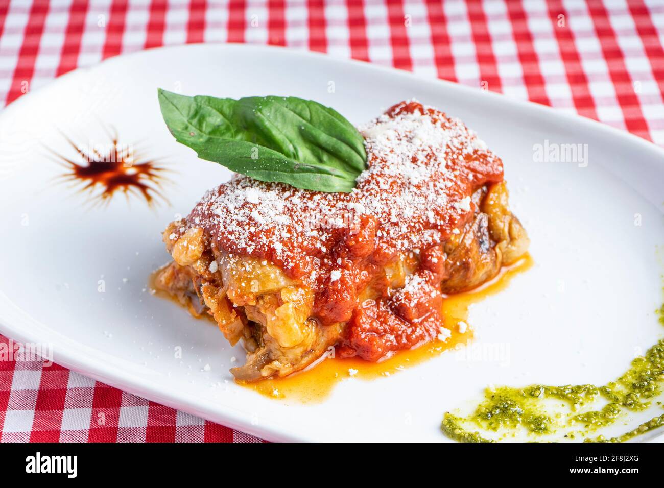 Parmigiana di melenzane, traditionelle neapolitanische Gerichte der italienischen Küche Stockfoto