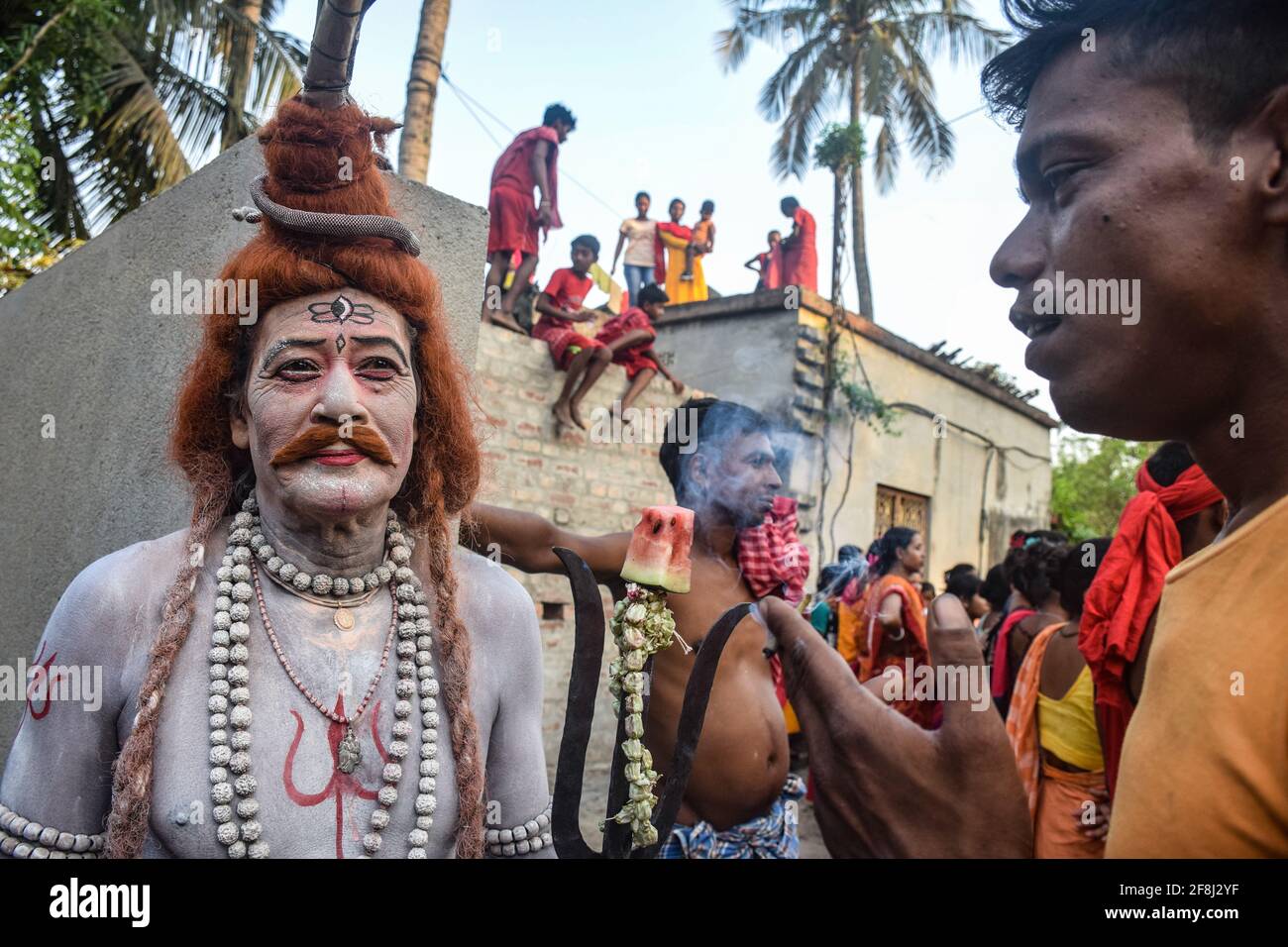 Bardhaman, Indien. April 2021. Ein Crossplayer wird gesehen, nachdem er während des Gajan-Festivals seinen Körper gemalt hat. Gajan ist ein hinduistisches Fest, das vor allem in Westbengalen sowie im südlichen Teil von Bangladesch gefeiert wird. Das Fest wird mit der Hingabe von Herrn Shiva verbunden. Die Menschen feiern mit Ritualen wie Gesichtsbemalung und Cosplaying. Eifrige Anhänger verkleiden sich als hinduistische mythologische Figuren und führen von Tür zu Tür verschiedene mythologische Geschichten auf. Kredit: SOPA Images Limited/Alamy Live Nachrichten Stockfoto