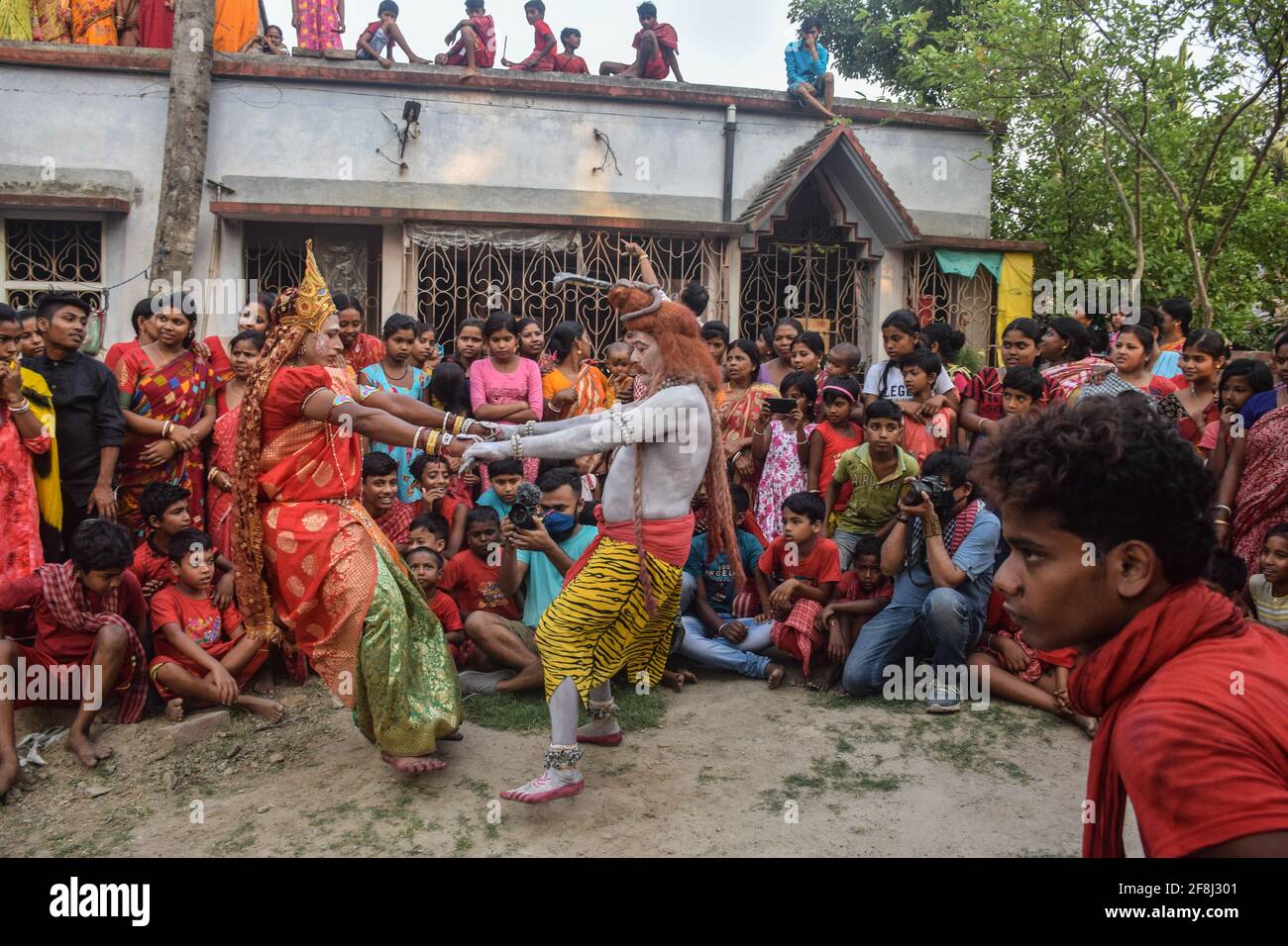 Bardhaman, Indien. April 2021. Cosplayer werden gesehen, wie sie die mythologische Geschichte der Hindu während des Gajan-Festivals aufführen. Gajan ist ein hinduistisches Fest, das vor allem in Westbengalen sowie im südlichen Teil von Bangladesch gefeiert wird. Das Fest wird mit der Hingabe von Herrn Shiva verbunden. Die Menschen feiern mit Ritualen wie Gesichtsbemalung und Cosplaying. Eifrige Anhänger verkleiden sich als hinduistische mythologische Figuren und führen von Tür zu Tür verschiedene mythologische Geschichten auf. Kredit: SOPA Images Limited/Alamy Live Nachrichten Stockfoto