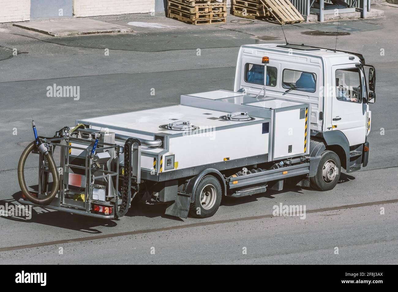 Spezialfahrzeug für den Transport von Trinkwasser am Flughafen, zum Betanken von Flugzeugen Stockfoto