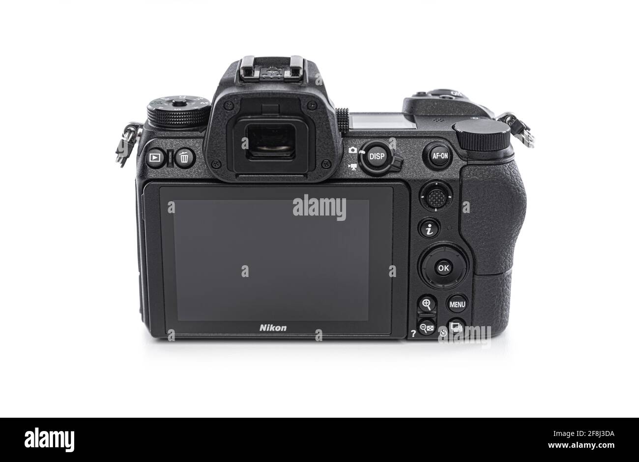 Nikon Z7 erste spiegellose Kamera ohne Objektiv der Firma Nikon auf weißem Hintergrund. Stockfoto