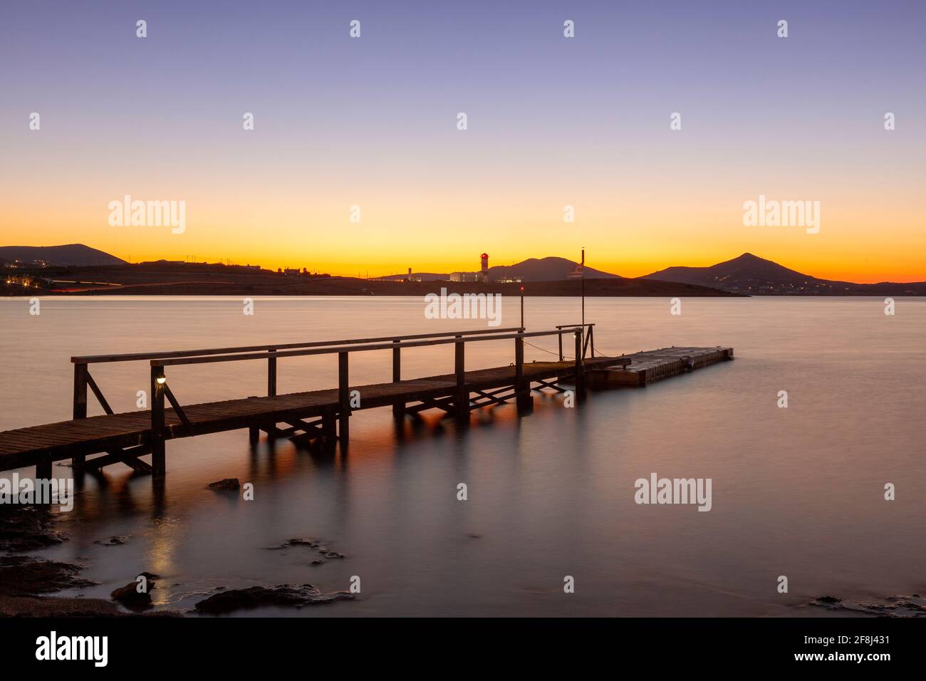 Eine alte hölzerne Plattform als Landschaft des Sonnenuntergangs an einem Strand in Paros Insel, Kykladen Inseln, Ägäis, Griechenland, Europa. Stockfoto