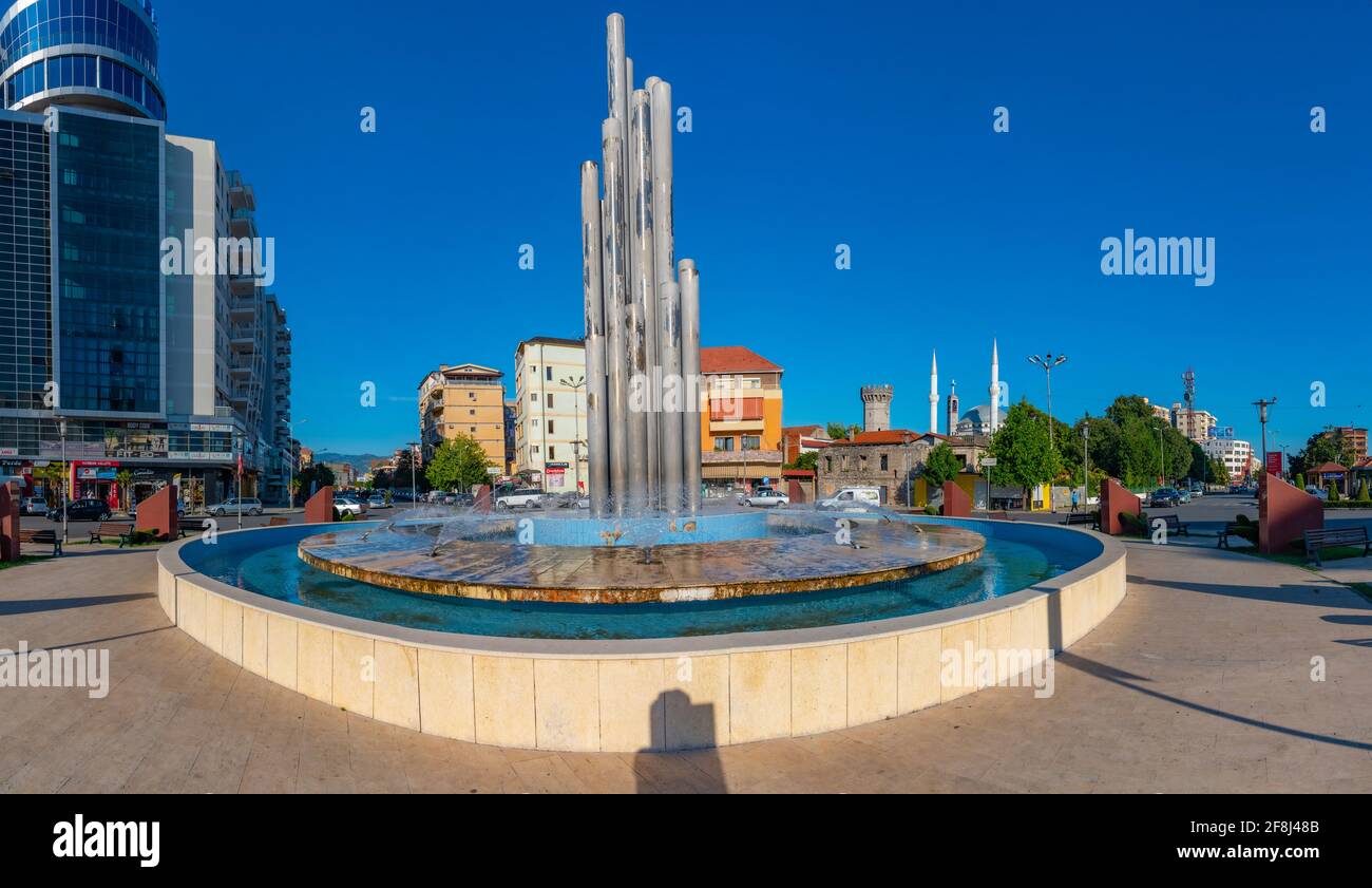 SHKODER, ALBANIEN, 20. SEPTEMBER 2019: EBU Bekr Moschee hinter dem Platz der Demokratie in Shkoder, Albanien Stockfoto