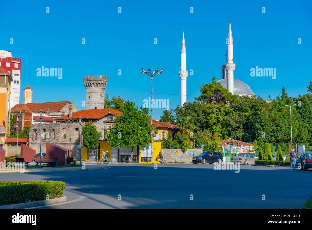 SHKODER, ALBANIEN, 20. SEPTEMBER 2019: EBU Bekr Moschee hinter dem Platz der Demokratie in Shkoder, Albanien Stockfoto