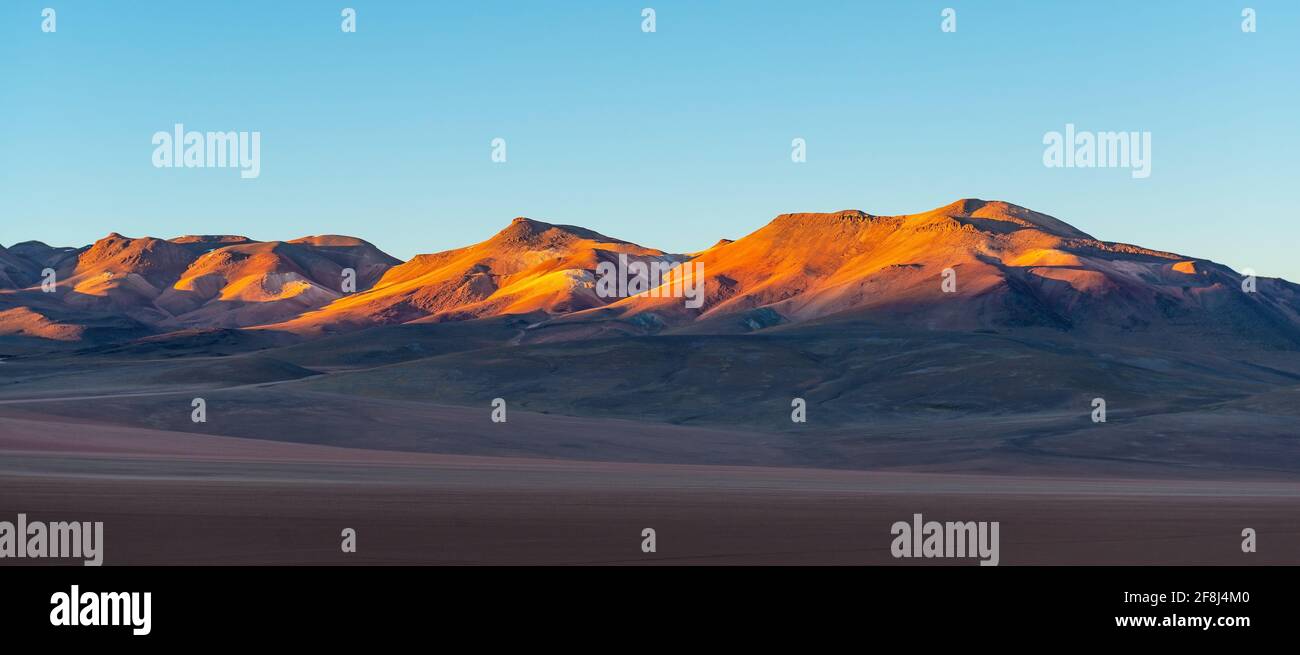 Andengebirge Sonnenaufgangspanorama, Siloli-Wüste, Bolivien. Stockfoto