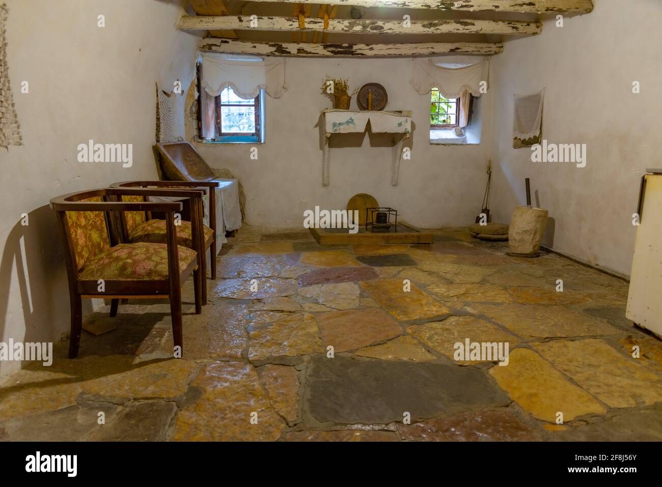 GJIROKASTER, ALBANIEN, 25. SEPTEMBER 2019: Interieur des Skenduli-Hauses in Gjirokaster, Albanien Stockfoto