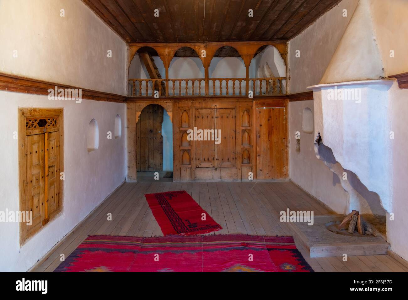 GJIROKASTER, ALBANIEN, 25. SEPTEMBER 2019: Interieur des Skenduli-Hauses in Gjirokaster, Albanien Stockfoto