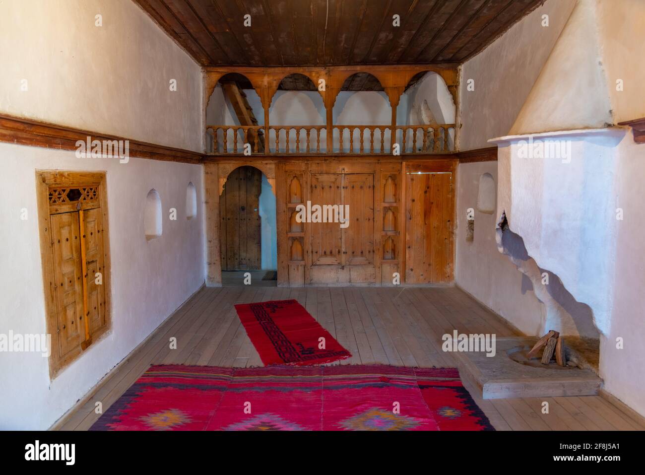 GJIROKASTER, ALBANIEN, 25. SEPTEMBER 2019: Interieur des Skenduli-Hauses in Gjirokaster, Albanien Stockfoto
