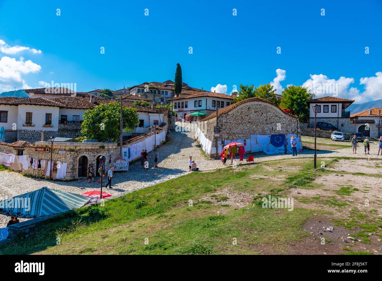 BERAT, ALBANIEN, 27. SEPTEMBER 2019: Die Menschen schlendern durch eine Straße im Inneren des Berat-Schlosses in Albanien Stockfoto