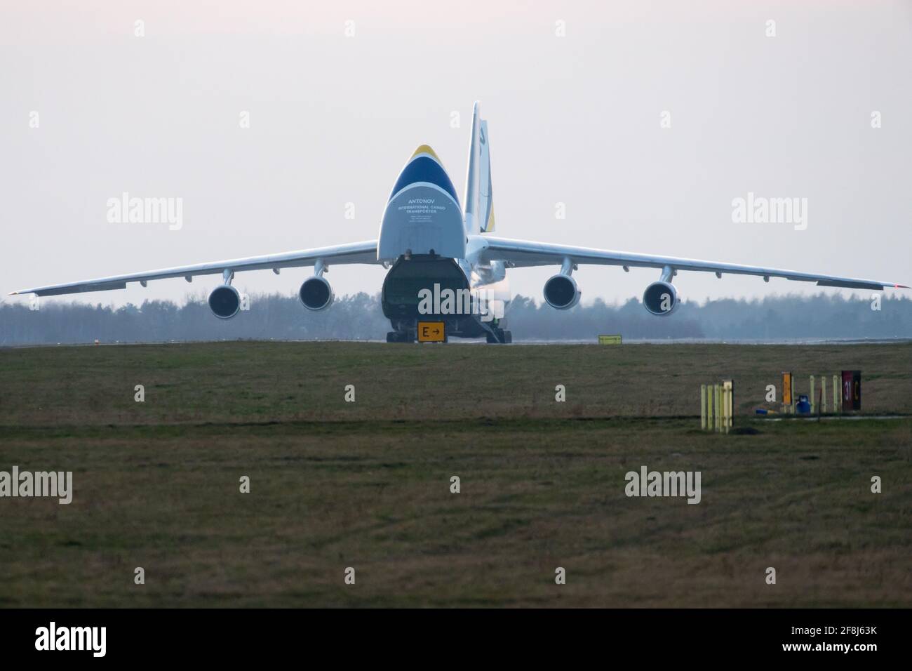 Das russische strategische Luftwaffenflugzeug Antonov an-124-100M Ruslan im Besitz von Ukrainian Antonov Airlines in Gdynia, Polen. März 2021 © Wojciech St Stockfoto