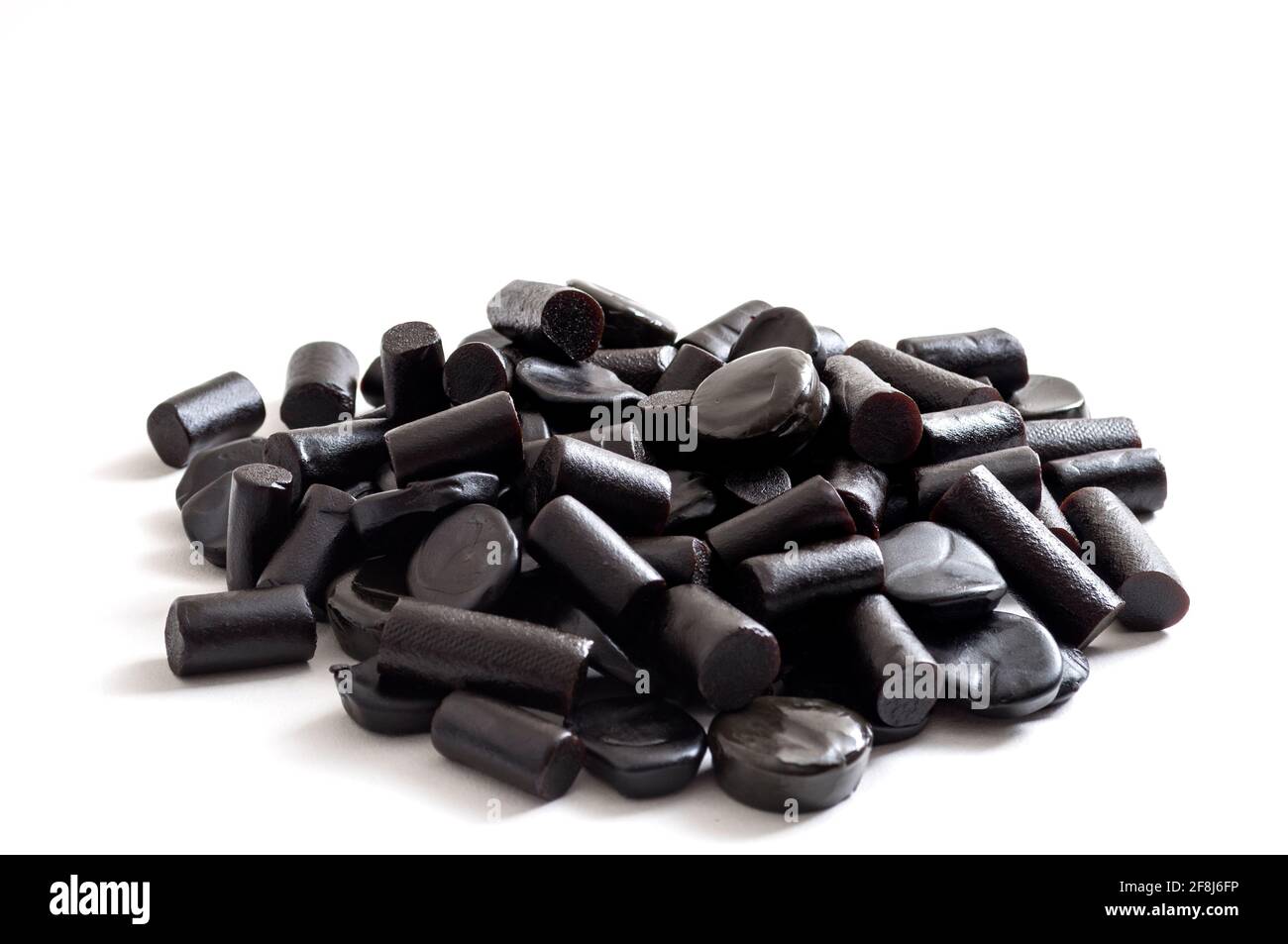 Süßwaren auf Zuckerbasis und Süßwaren-Konzept mit einem Stapel von Schwarzes Lakritz Stockfoto
