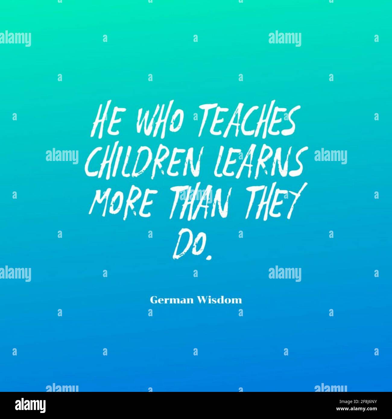 Ein Zitat: „Wer Kinder lehrt, lernt mehr als sie Do' - deutsche Weisheit auf blauem Hintergrund Stockfoto