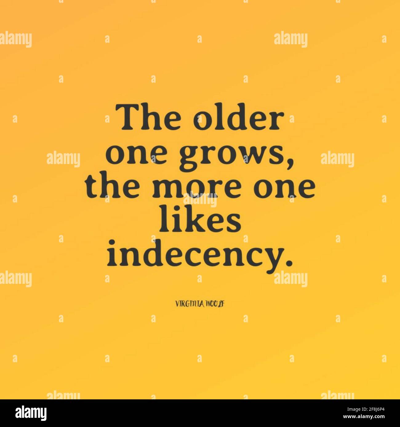 Ein Zitat „je älter man wird, desto mehr mag man Unanständigkeit“ auf einem orangen Hintergrund Stockfoto