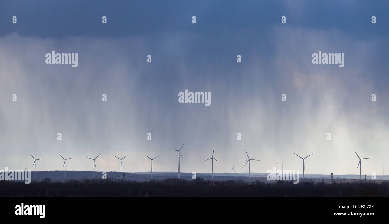 Espenhain, Deutschland. April 2021. Regen fällt auf einen Windpark. Das Wetter ist in der Regel wechselhaft für den Monat. Von Sonne über Regen bis hin zu Schnee- und Schneeschauern ist in kurzer Zeit alles möglich. Quelle: Jan Woitas/dpa-Zentralbild/dpa/Alamy Live News Stockfoto