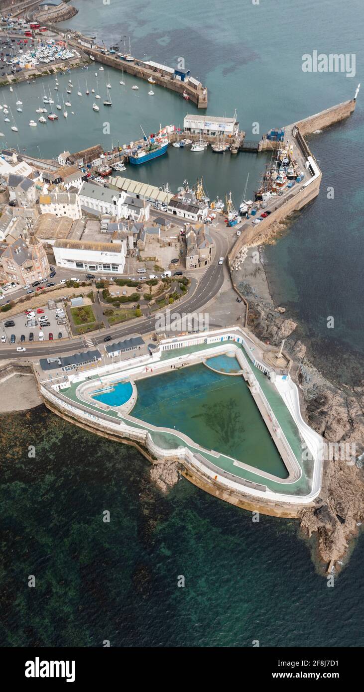 Luftaufnahme des Jubilee Pools und des Hafens in Penzance, Cornwall, Großbritannien Stockfoto