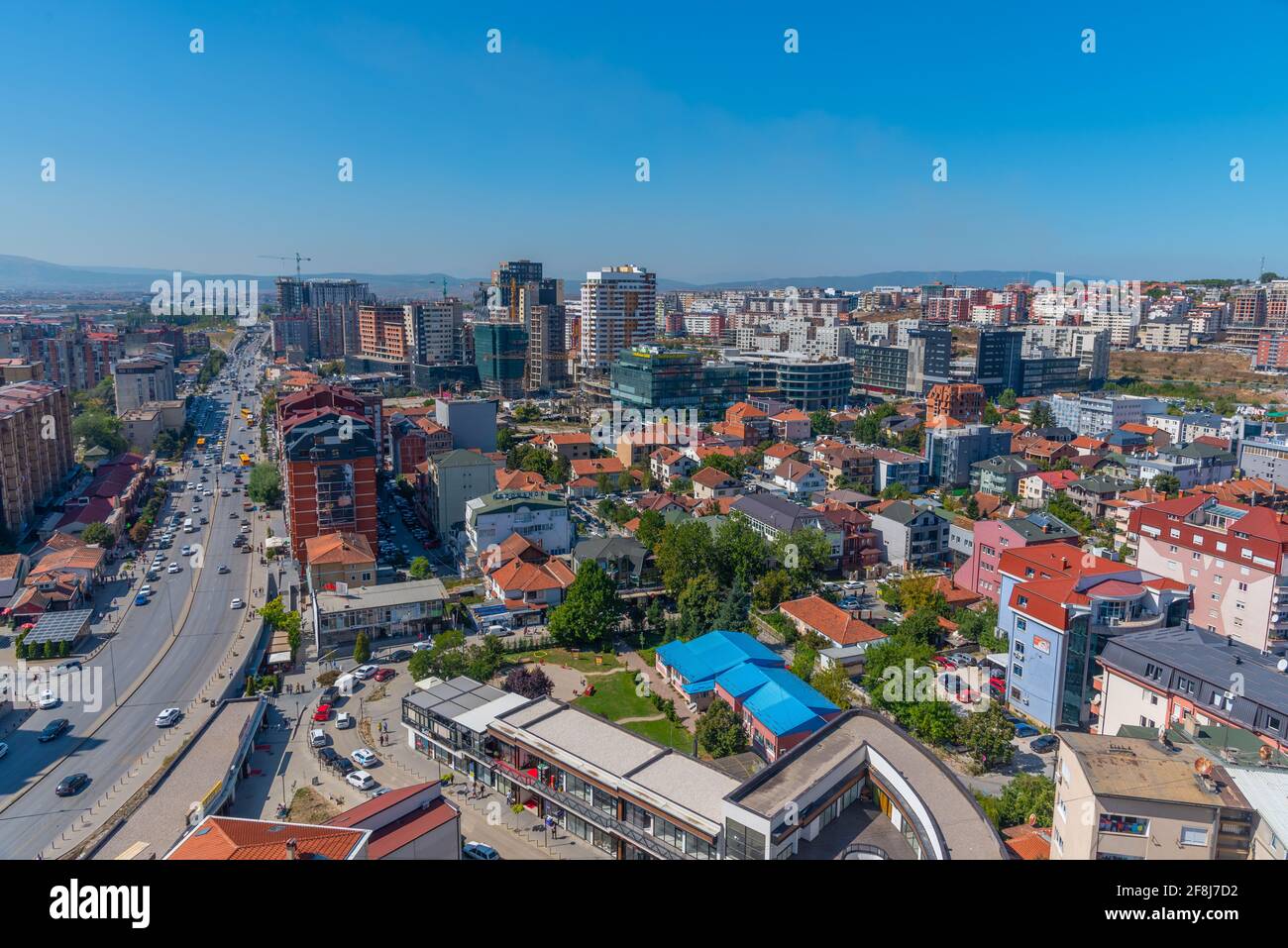 PRISHTINA, KOSOVO, 16. SEPTEMBER 2019: Luftaufnahme des Bill Clinton Boulevards in Prishtina, Kosovo Stockfoto