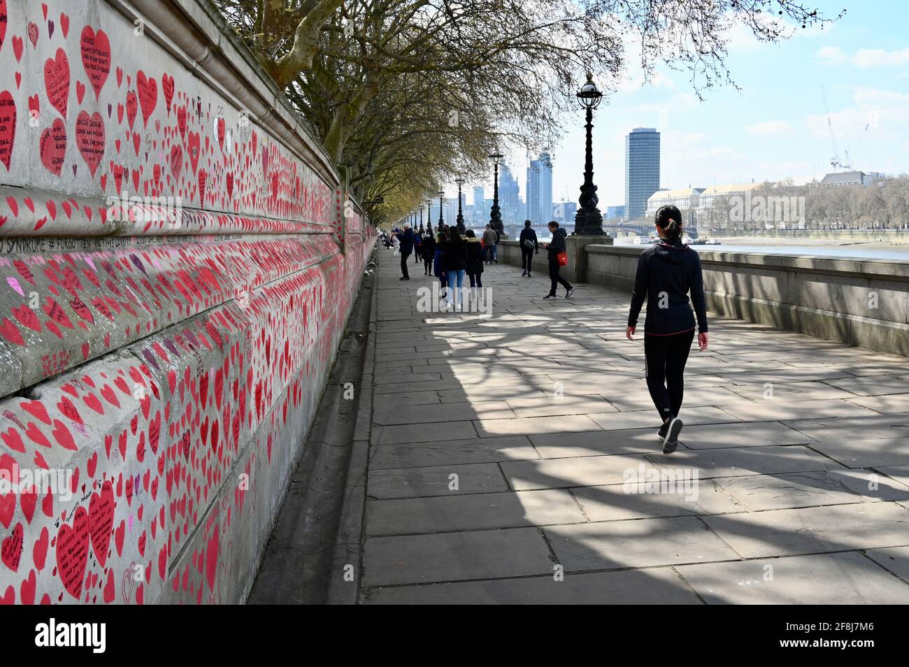 London. VEREINIGTES KÖNIGREICH. Am 14. April 2021 strömen die Menschen weiter zur COVID-Gedenkmauer für die Opfer des Coronavirus, die im letzten Jahr verstorben sind. St. Thomas' Hospital, London Stockfoto