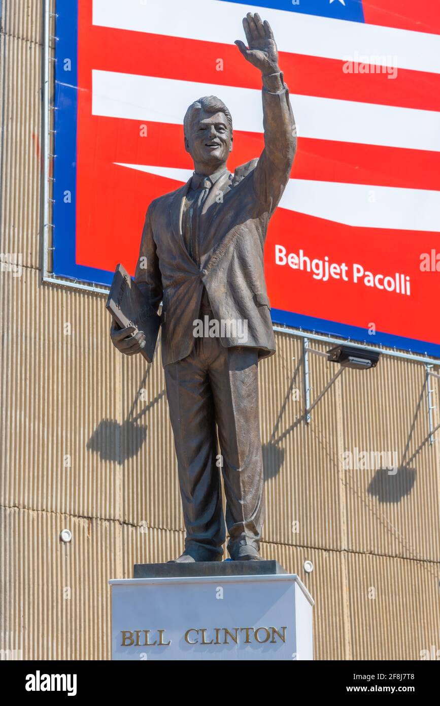 PRISHTINA, KOSOVO, 17. SEPTEMBER 2019: Statue von Bill Clinton in Prishtina, Kosovo Stockfoto