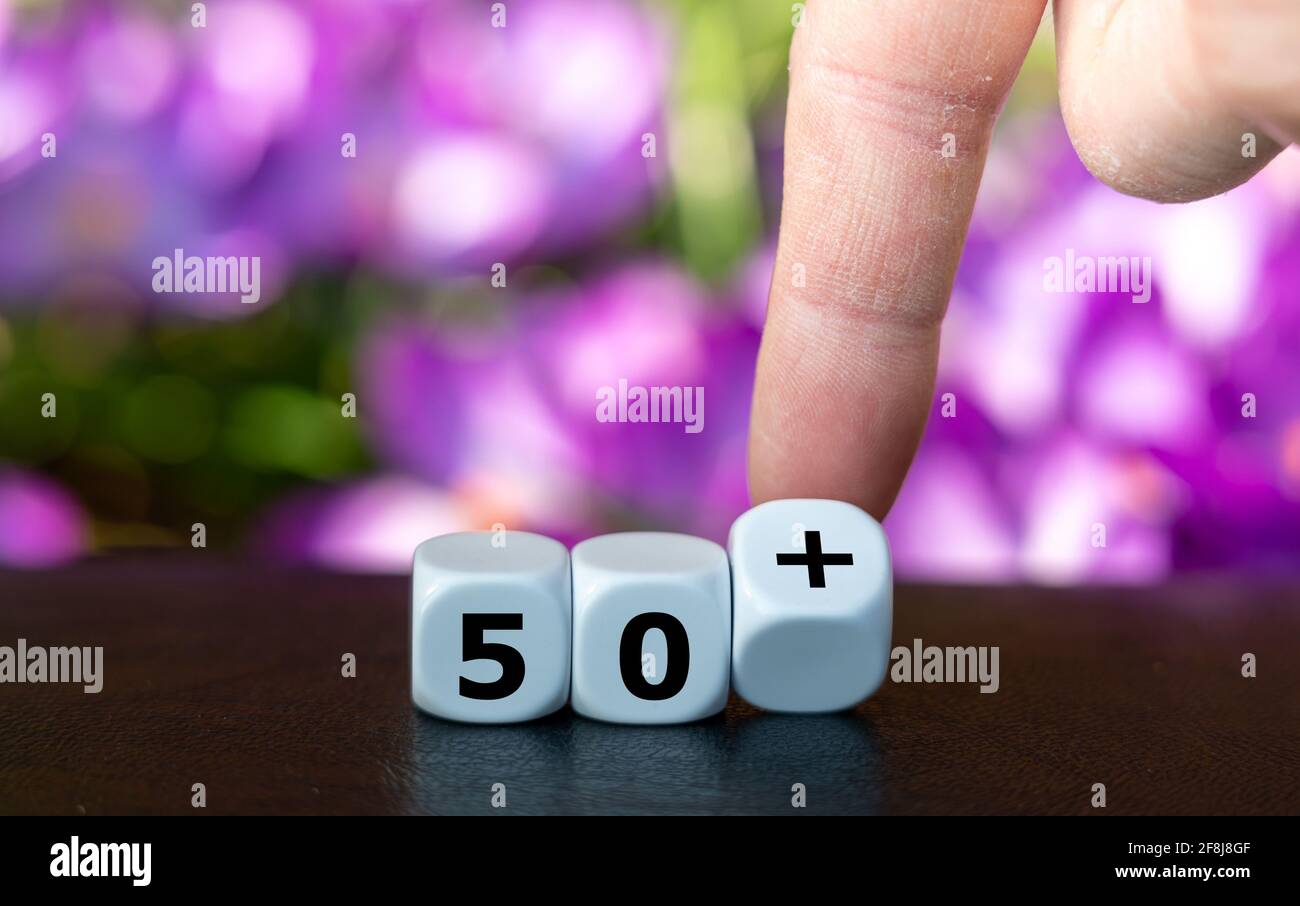 Würfel bilden den Ausdruck 50+ als Symbol für alle Menschen, die älter als 50 Jahre sind. Stockfoto