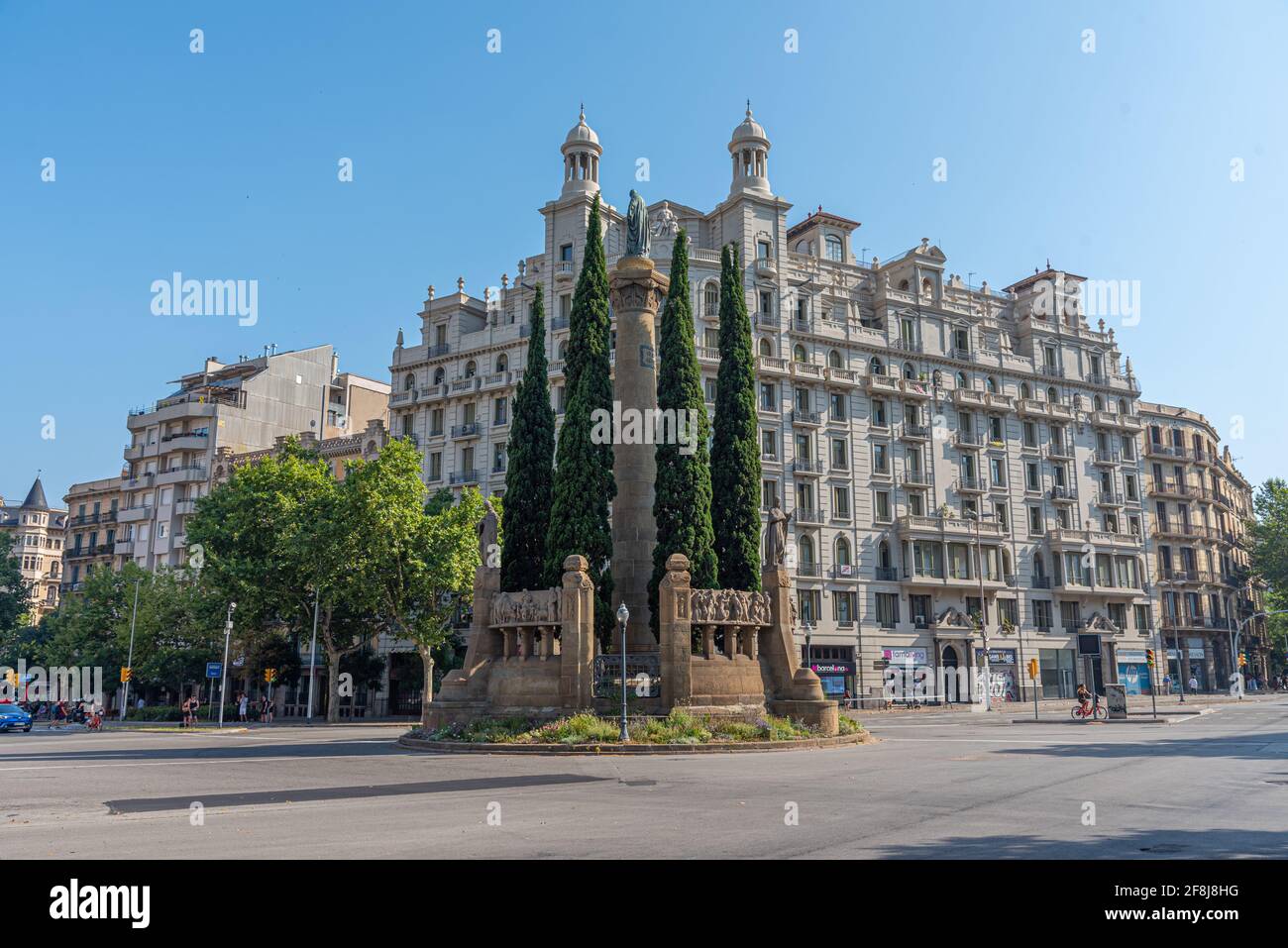 BARCELONA, SPANIEN, 30. JUNI 2019: Statue von Jacint Verdaguer auf einem Kreisverkehr an der avenida Diagonal in Barcelona, Spanien Stockfoto