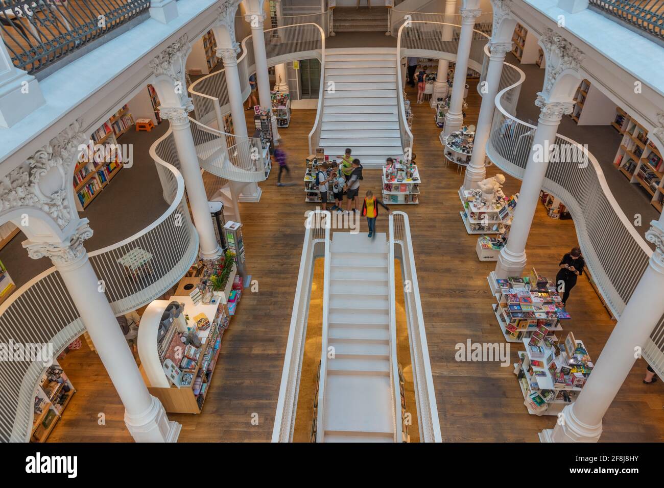 BUKAREST, RUMÄNIEN, 28. JULI 2019: Carturesti Carusel Buchhandlung im Zentrum von Bukarest, Rumänien Stockfoto