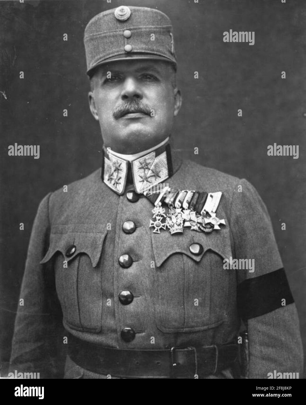 Scotti, Karl halblanges Porträt, in der Uniform eines Oberst des Infanterie-Regiments Nr. 7, Trauerband am rechten Arm. X. Armeecommando Rohr. Stockfoto