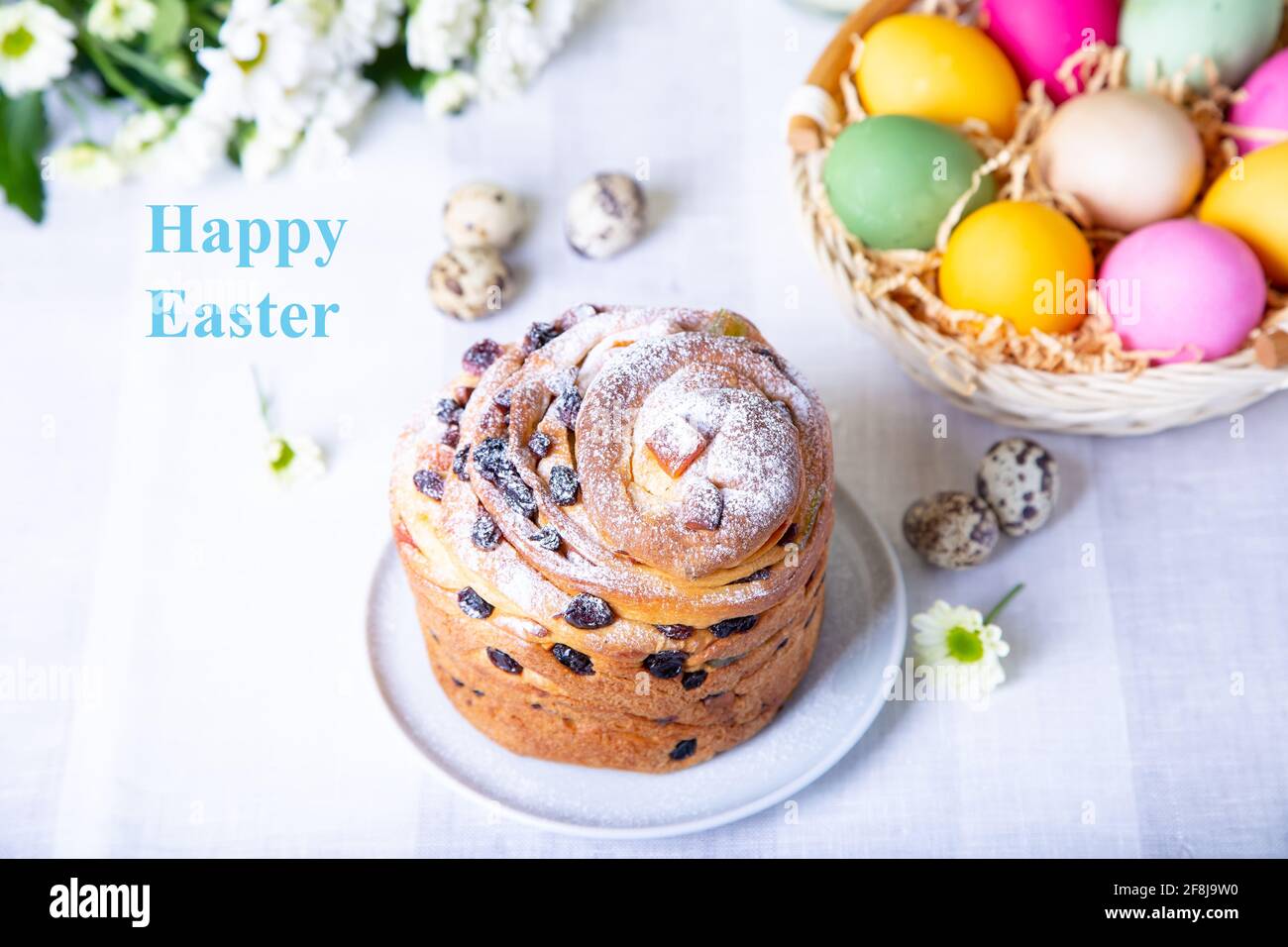 Craffin (Cruffin) mit Rosinen und kandierten Früchten. Osterkuchen Kulich und bemalte Eier. Osterferien. Nahaufnahme. Stockfoto