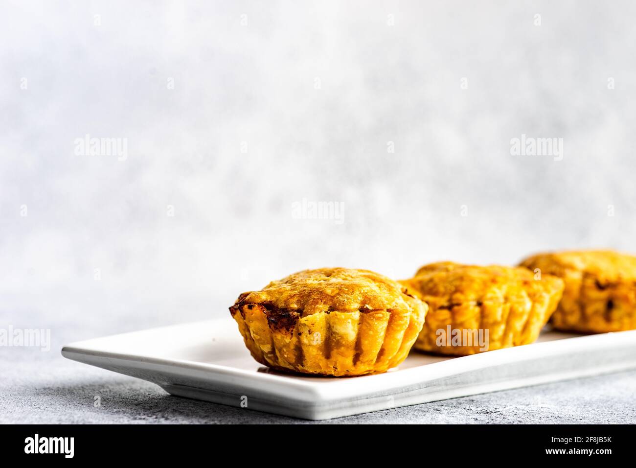 Herzhafte Fleischpasteten mit Käse auf einem Teller Stockfoto