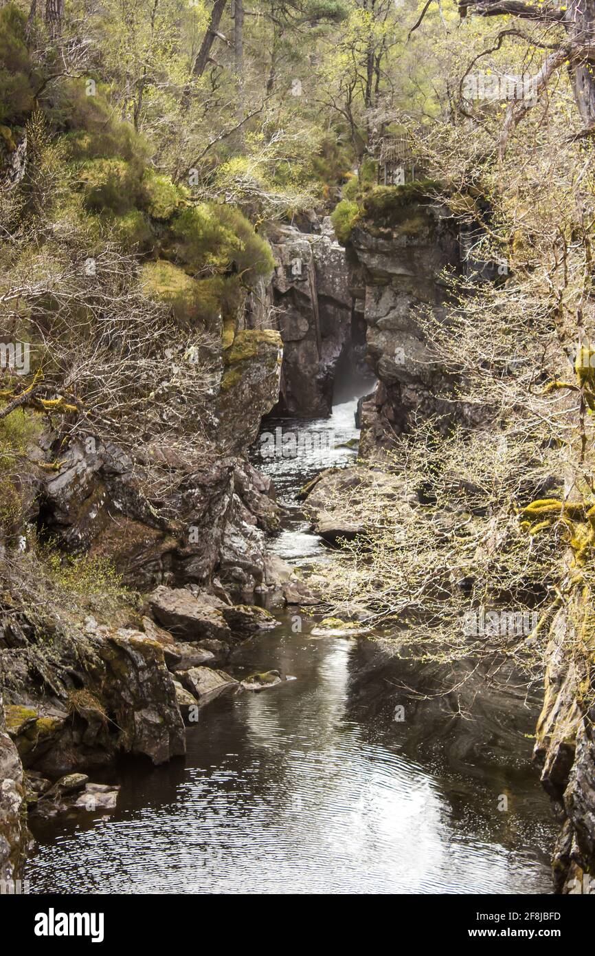 Der Fluss Affric, im schottischen Hochland, fließt durch eine enge Schlucht Stockfoto