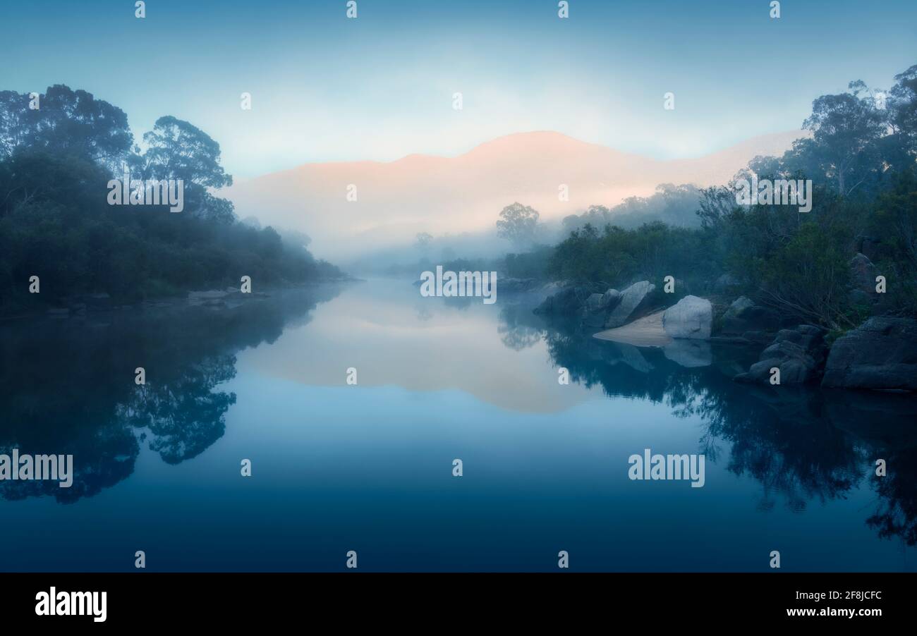 Sonnenaufgang am frühen Morgen auf dem Snowy River, Australien Stockfoto