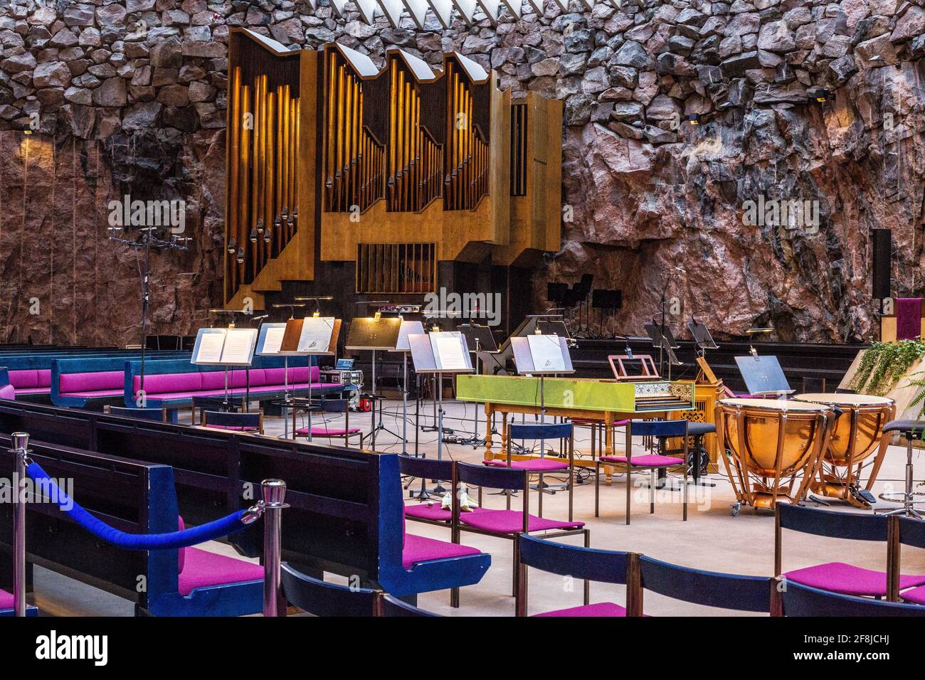 Helsinki, Finnland - 10. März 2017: Innenraum der Tempeliaukio-Kirche (Felskirche) mit Orchestersektion Stockfoto