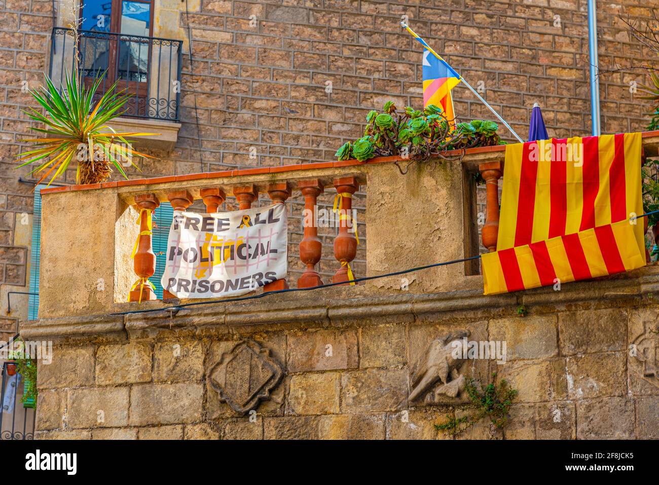 BARCELONA, SPANIEN, 29. JUNI 2019: Banner fordert Freilassung politischer Gefangener in Barcelona, Spanien Stockfoto