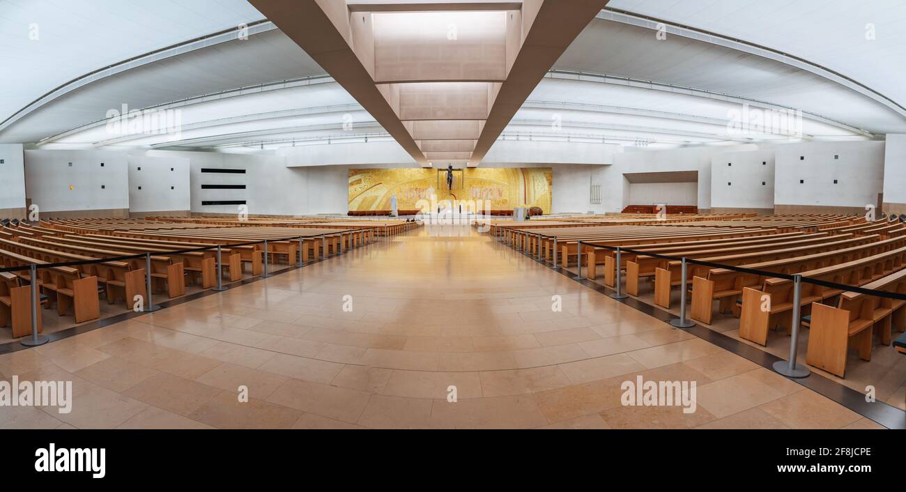 Fatima, Portugal - 12. Feb 2020: Panoramablick auf die Basilika der Allerheiligsten Dreifaltigkeit im Heiligtum von Fatima - Fatima, Portugal Stockfoto