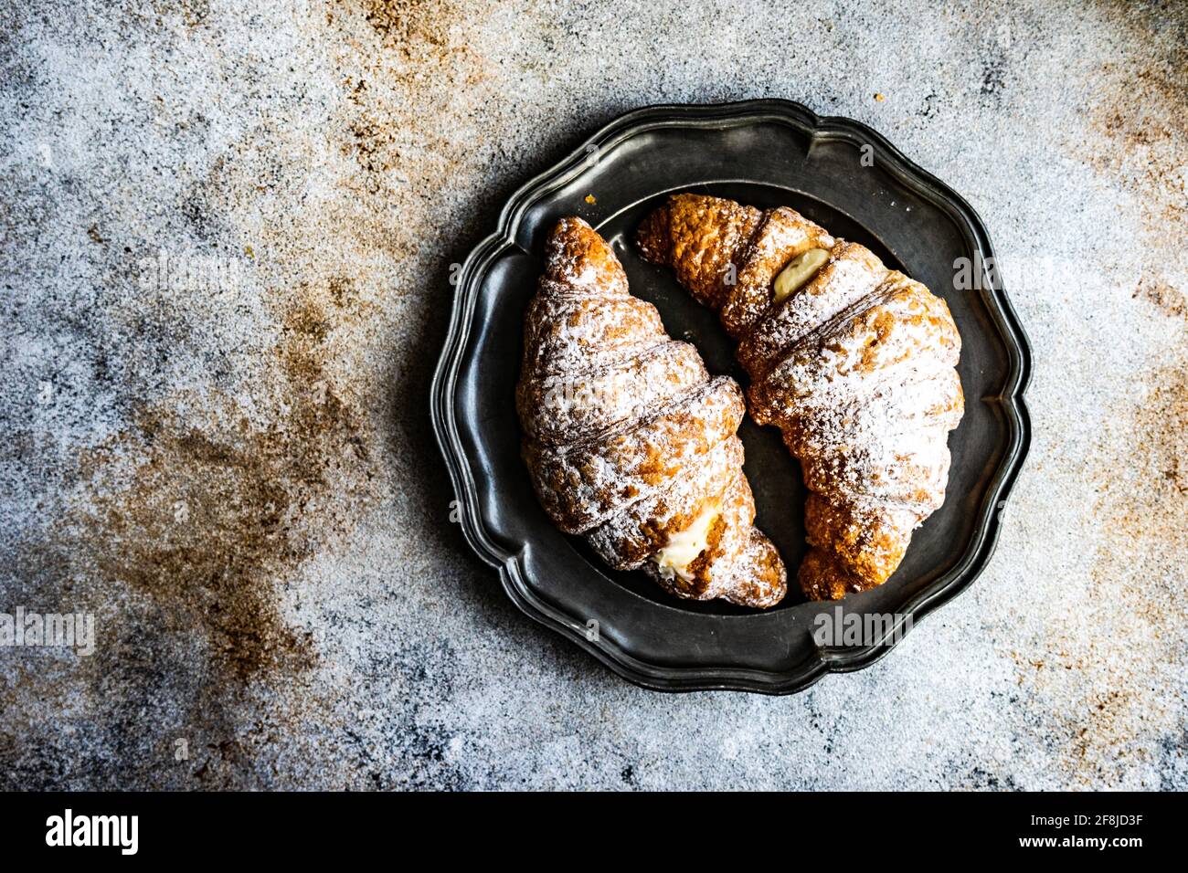 Ansicht von oben von zwei Croissants auf einem Teller Stockfoto