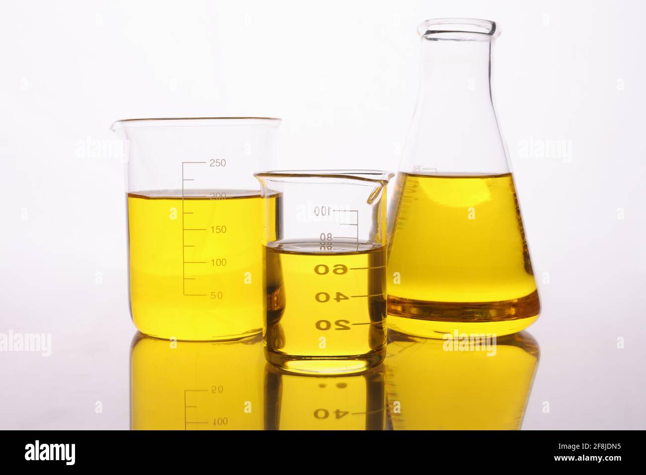 Chemische Reagenzgläser und Kolben mit gelbem Öl Stockfoto