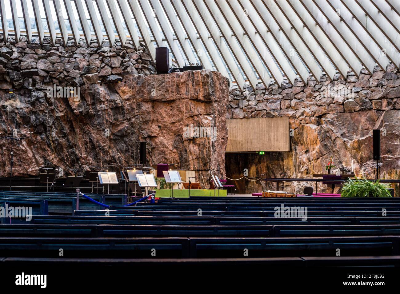 Helsinki, Finnland - 10. März 2017: Innenraum der Tempeliaukio-Kirche (Felskirche) mit Orchestersektion im Hintergrund Stockfoto