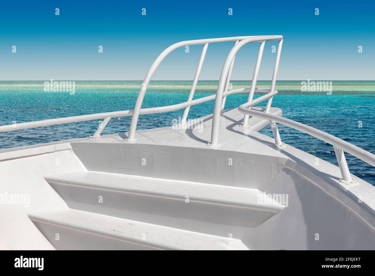 Vorderseite der Yacht bei Kreuzfahrt auf tropischem Meer in Paradiesische Insel Stockfoto