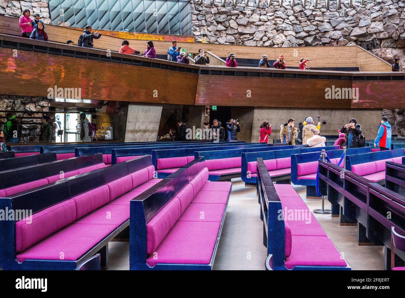 Helsinki, Finnland - 10. März 2017: Ansicht von Touristen, die in der Tempeliaukio-Kirche spazieren Stockfoto