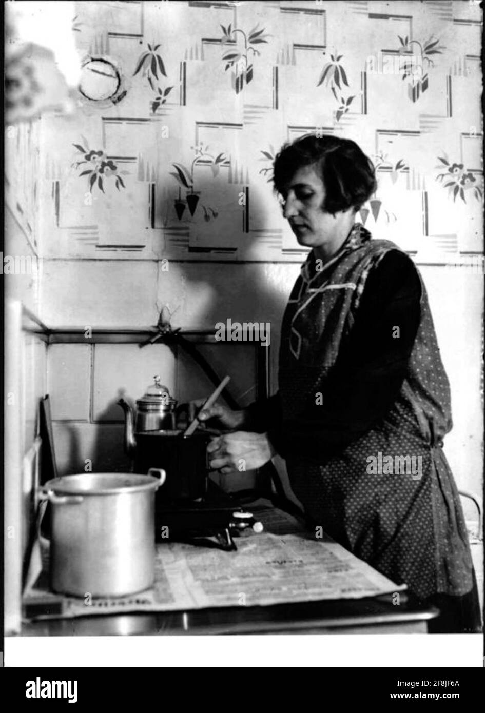 In der Küche beim Kochen. Stockfoto
