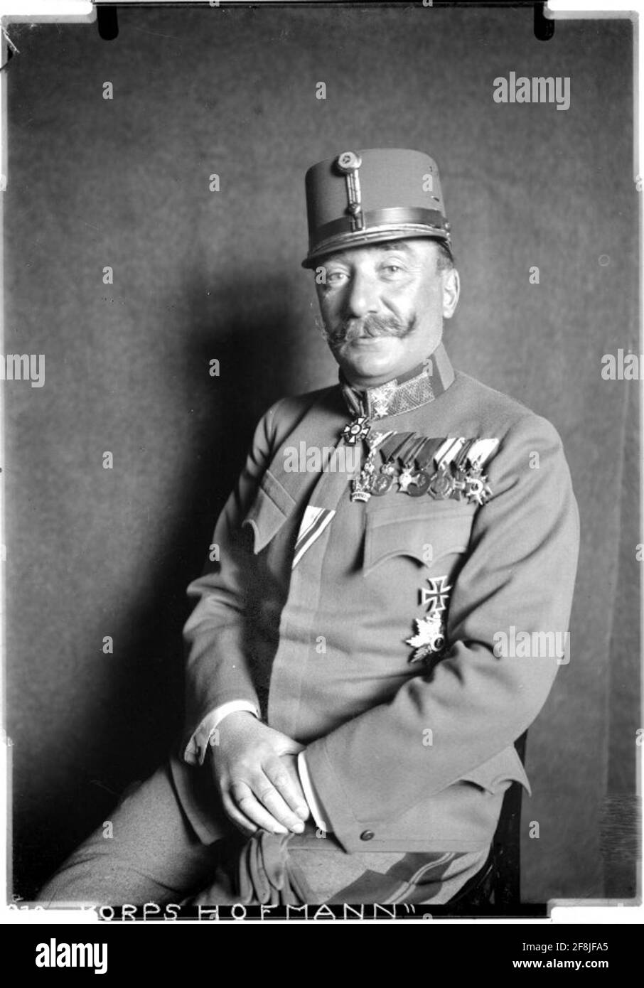 Seine Exzellenz Feldmarschall Leutnant Peter Hofmann Seine Exzellenz Feldmarschall Leutnant Peter Hofmann; Wahrscheinlich Brzezany, Galizien; Fotograf: Corps Hofmann. Stockfoto
