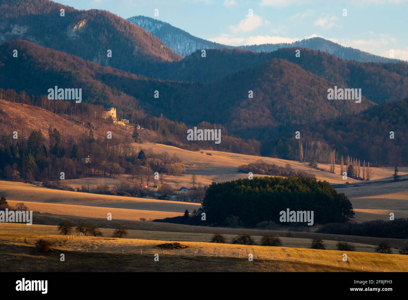 Burg Blatnica in den Ausläufern der Velka Fatra, Slowakei. Stockfoto