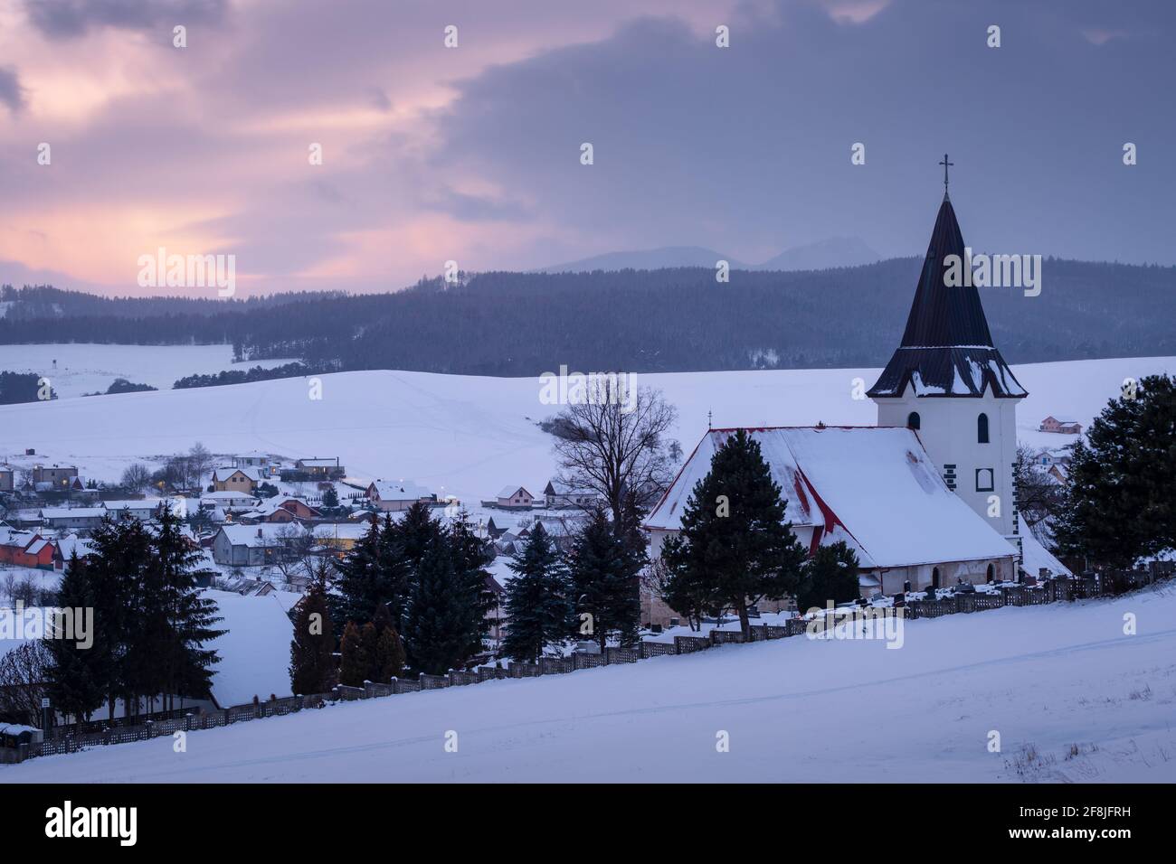 Kirche in einem Friedhof in Valca Dorf, Turiec Region, Slowakei. Stockfoto