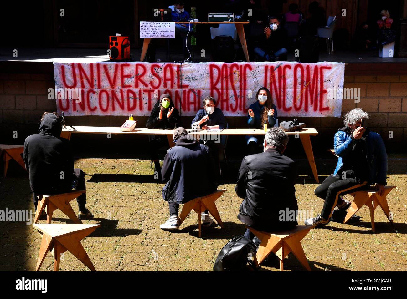 Rom, Italien. April 2021. Eine Gruppe von Arbeitern im Unterhaltungsbereich (Schauspieler, Sänger, etc.) besetzten heute Morgen das Globe Theatre Silvano Toti, ein schönes Theater in der Villa Borghese, nach mehr als einem Jahr Pause für die Live-Unterhaltung, um mehr Sicherheit und Sicherheit bei ihrer Arbeit zu bitten. Rom (Italien), 14. April 2021 Foto Samantha Zucchi Insidefoto Kredit: Insidefoto srl/Alamy Live News Stockfoto