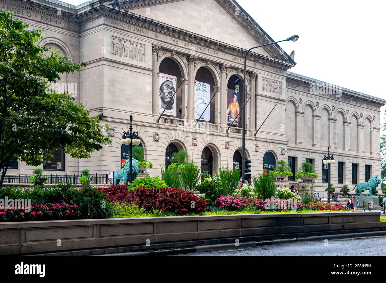 Sehen Sie sich das Gebäude des Art Institute of Chicago von der anderen Seite der Michigan Avenue aus an, mit einem gepflanzten Median im Vordergrund. Stockfoto