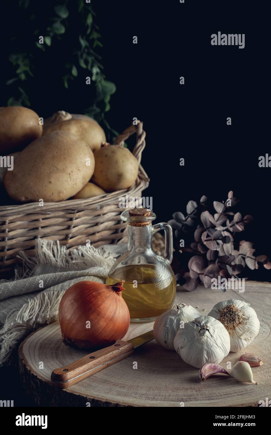 Kartoffelkorb auf schwarzem Hintergrund in vertikaler Richtung Stockfoto