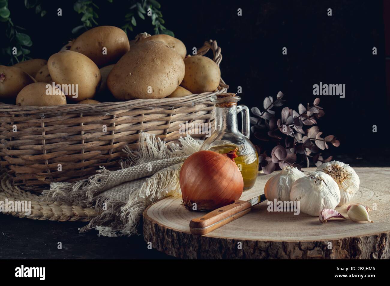Kartoffelkorb auf schwarzem Hintergrund horizontal Stockfoto