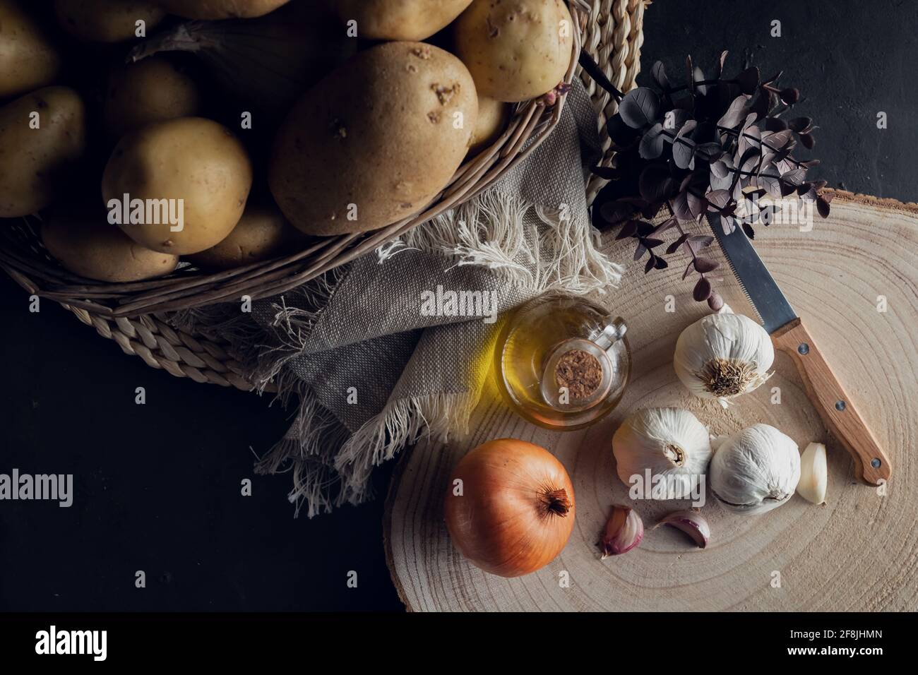 Kartoffelkorb auf schwarzem Hintergrund in der Ansicht von oben Stockfoto