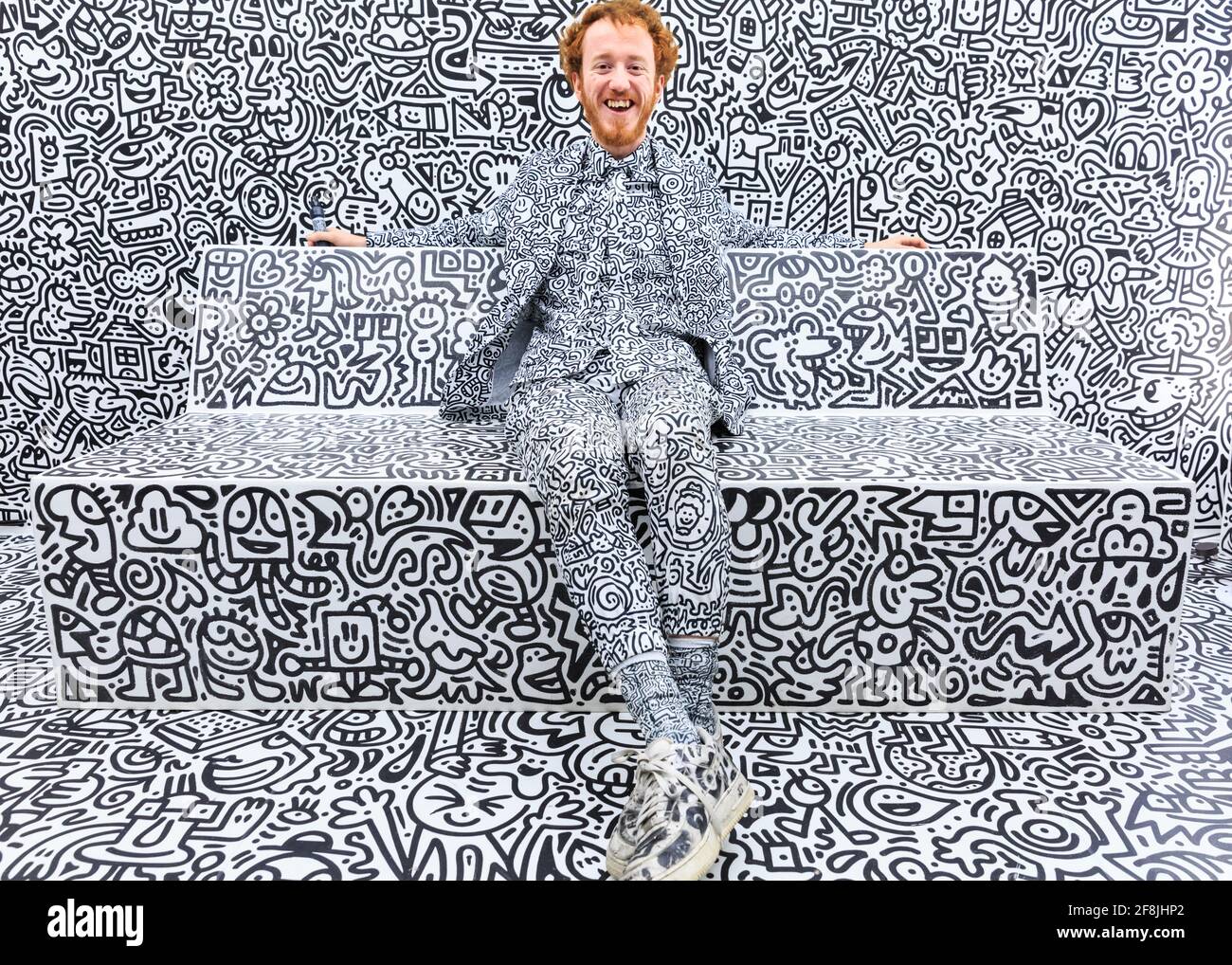 Künstler Sam Cox, Portrait, bekannt als 'Mr.. Doodle', lächelnd, posiert in dem Kunstwerk in der Ausstellung „The Doodle Room“, „Sense of Space“, London, Großbritannien Stockfoto
