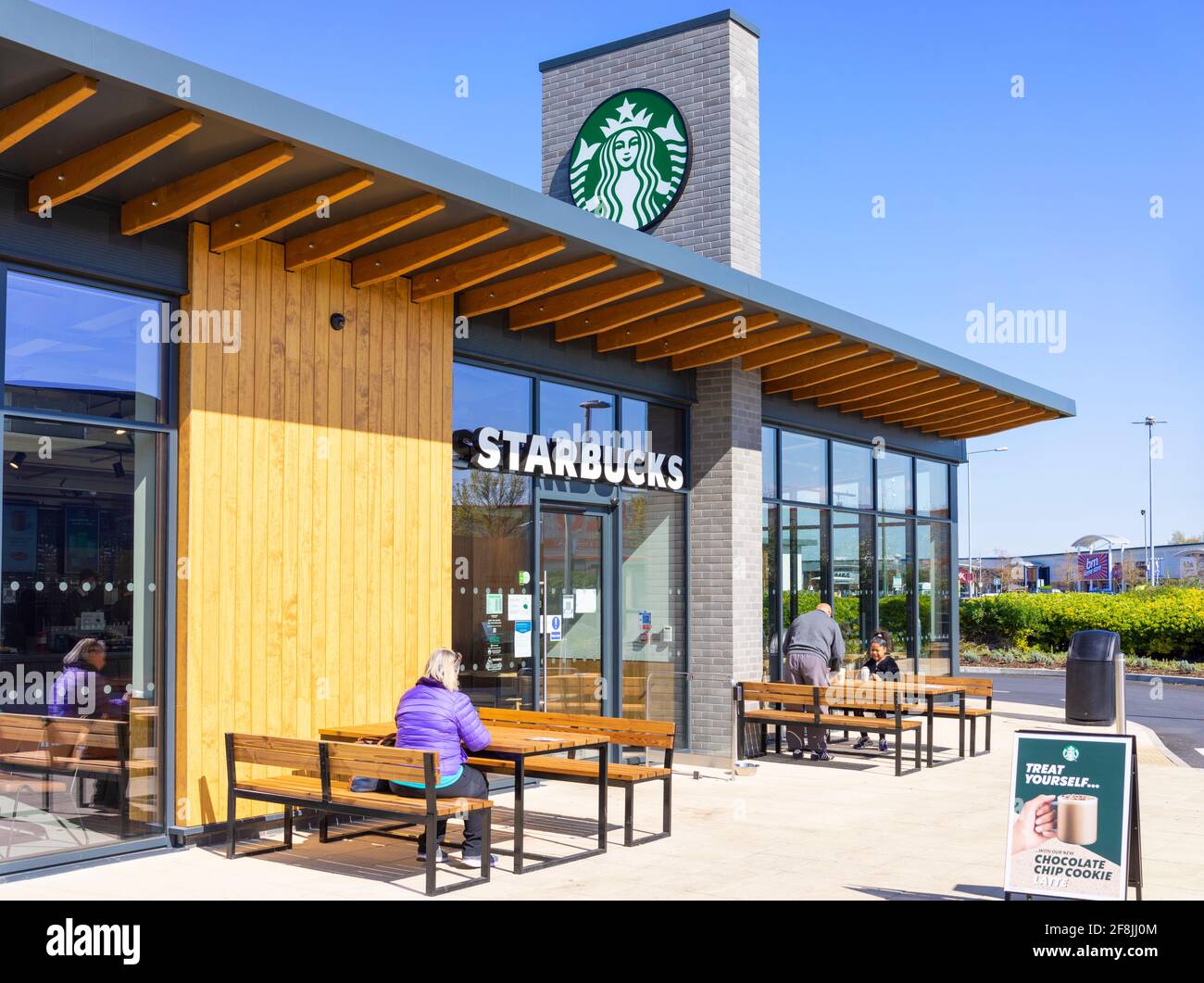 Starbucks Cafe mit Sitzgelegenheiten im Freien im Starbucks UK Cafe und Drive-Thru Victoria Retail Park Netherfield Nottingham East Midlands England GB Vereinigtes Königreich Europa Stockfoto