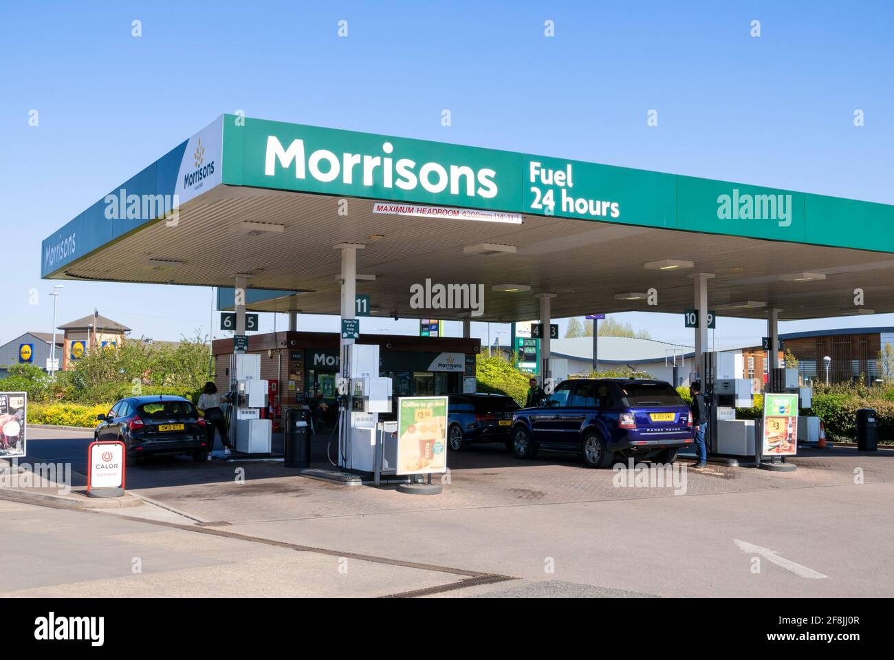 Menschen, die beim Morrisons Supermarket Petrol Autos mit Benzin füllen Station Victoria Retail Park Netherfield Nottingham East Midlands England GB VEREINIGTES KÖNIGREICH Stockfoto